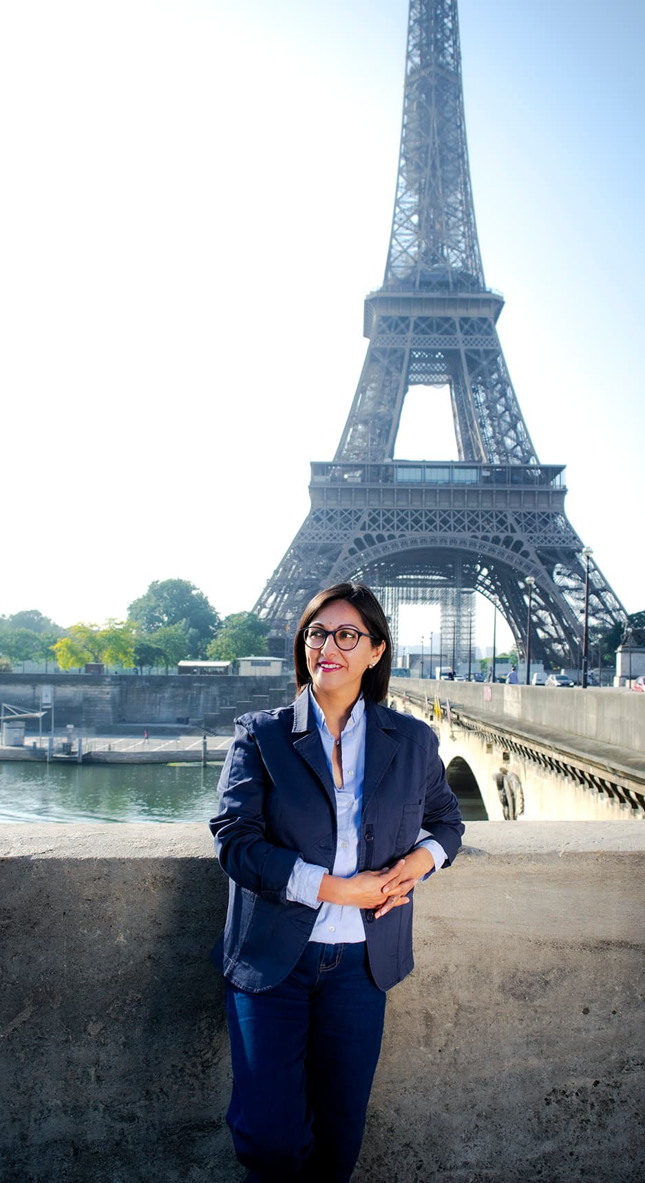 Ana Andón à Paris, avec la tour Eiffel à l’arrière-plan.